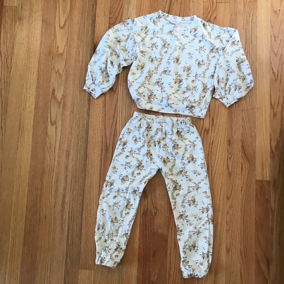 Alice + Ames Jumper and Jessica Simpson sweatshirt and sweats - Picture 3 of 4